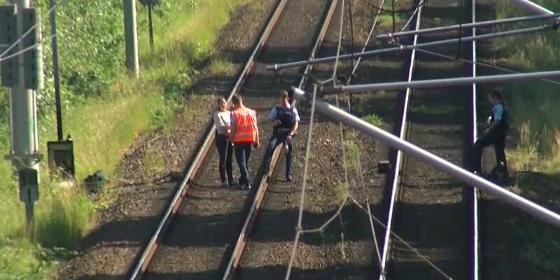 Ermittlungen - Foto: Ermittlungen am Bahngleis: Polizisten und Bahnmitarbeiter in Hamburg. Foto: TNN