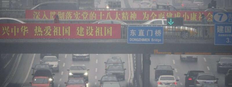 Verkehr in Peking - Foto: Verkehr in Peking: Die Massenmotorisierung schnürt Chinas Metropolen die Luft ab. Foto: Adrian Bradshaw/Archiv