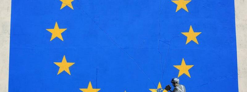 Brexit-Kunstwerk - Foto: Brexit-Kunstwerk des britischen Street-Art-Künstlers Banksy in Dover. Am 19. Juni sollen die Brexit-Gespräche beginnen. Doch May drohte im Wahlkampf immer wieder mit dem Platzen der Gespräche: Lieber gar keine Vereinbarung mit der EU als eine schlechte, i