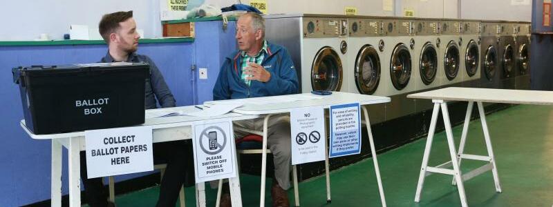 Wahlhelfer im Waschsalon - Foto: Jonathan Brady