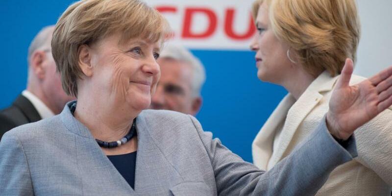 Merkel und Klöckner - Foto: Die Bundesregierung sieht sich «auf einem guten Weg». Foto: Kay Nietfeld
