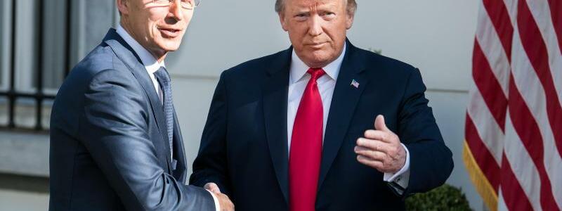 Stoltenberg und Trump in Brüssel - Foto: Bernd von Jutrczenka