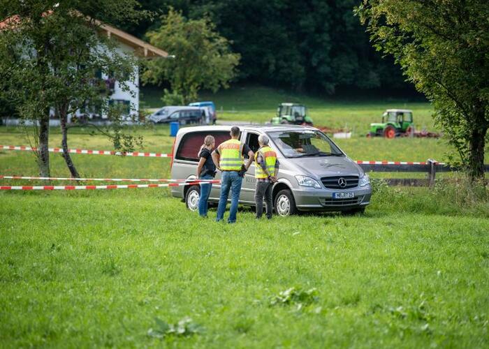 Eine Gruppe Junger Frauen Fahrt Von Einem Dorffest Im Taxi Nach Hause