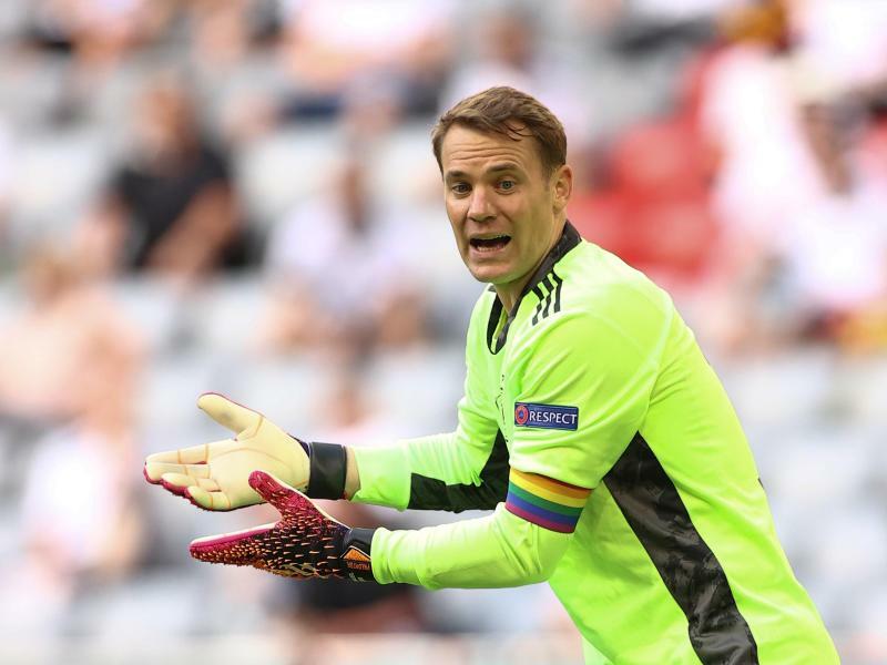 Manuel Neuer spielt bei der EM mit einer Kapitänsbinde in ...